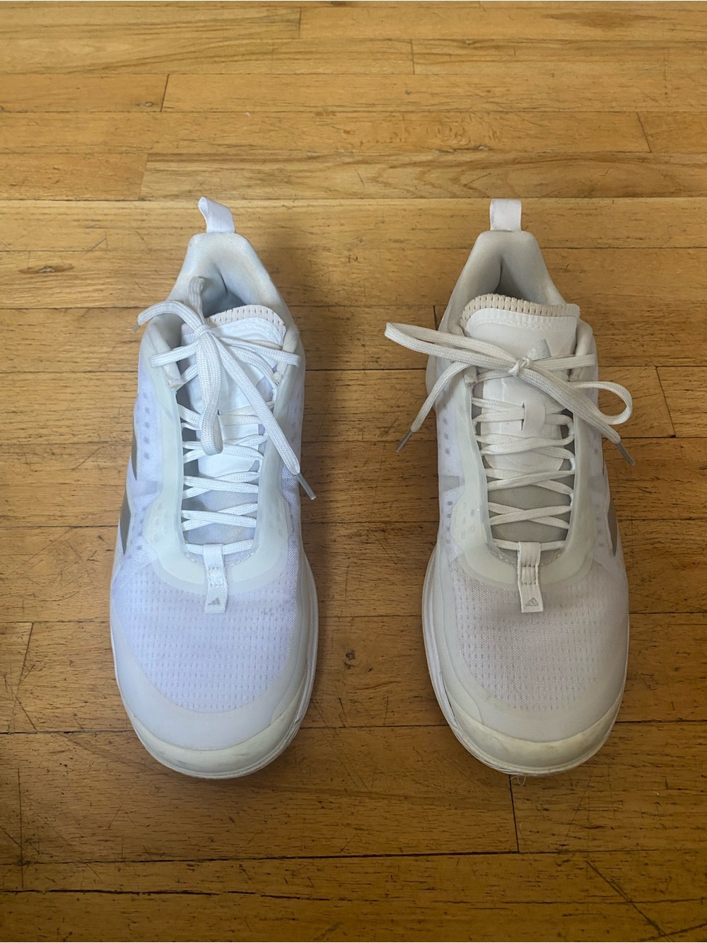 Adidas Avacourt tennis shoes. Size 9